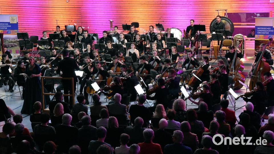 Das Bayerische Landesjugendorchester gastiert zum Neujahrskonzert beim Lions Club Sulzbach-Rosenberg in der Krötensee Sporthalle.
 Die rund 100 Jugendlichen sind im Alter zwischen 13 und Anfang 20, unter der Leitung von Joseph Bastian. Bild: Stephan Huber