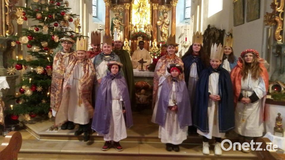 Die Sternsinger der Expositur Pertolzhofen machen sich in vier Gruppen auf zu den Häusern. Am Altar Pater Savarimuthu Selvarasu). Bild: Christa Forster/exb
