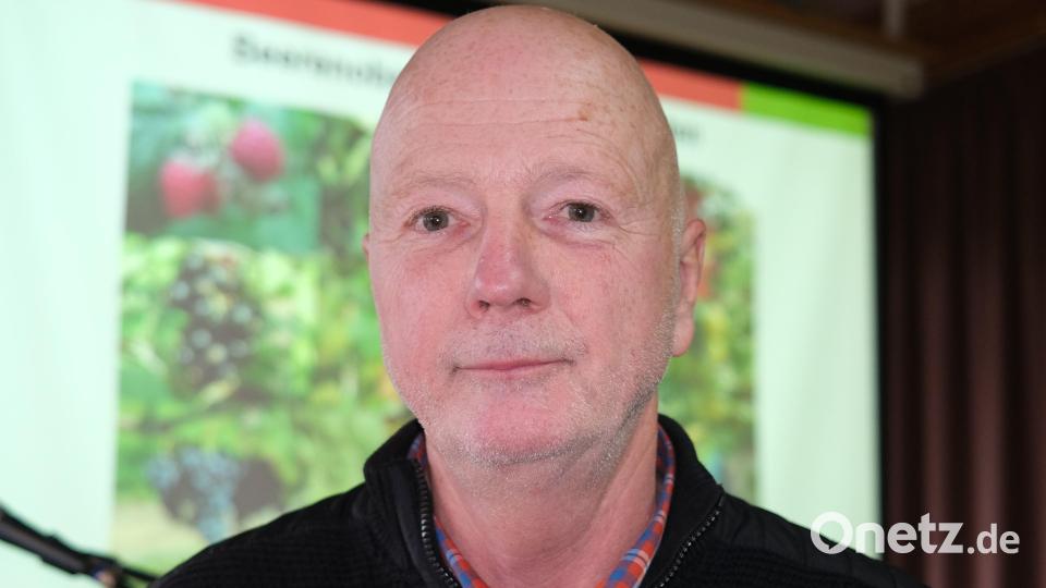 &quot;Da hat man immer etwas zum Naschen&quot;. Thomas Riehl zum Beerenobstanbau im Hausgarten. Bild: Hirsch
