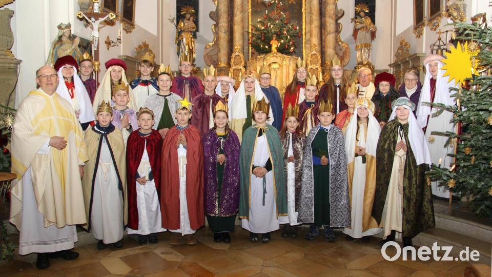 In der Pfarrkirche Niedermurach freut sich Pfarrer Herbert Rösl über eine große Sternsingergruppe. Bild: boj