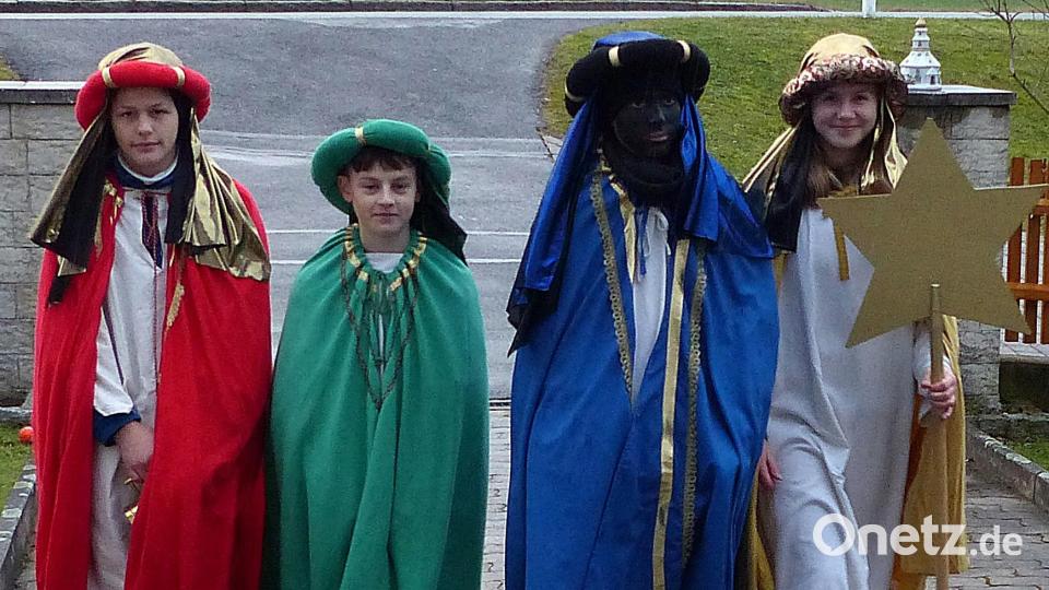 Hannes Biersack, Maximilian Schmid, Timo Wiesnet und Linda Schmid (von links) bilden eine von vier Gruppen, die als Sternsinger durch die Pfarrei ziehen. Bild: lgc