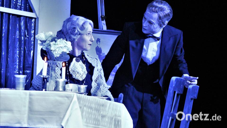 Im ersten Teil des Abends steht der &quot;Dinner for One&quot;-Sketch in Schwarz-Weiß-Ästhetik auf dem Programm, bestens umgesetzt von den Schauspielern Joeri Burger, Saskia Leder und Kisten A. Lange. Bild: stg