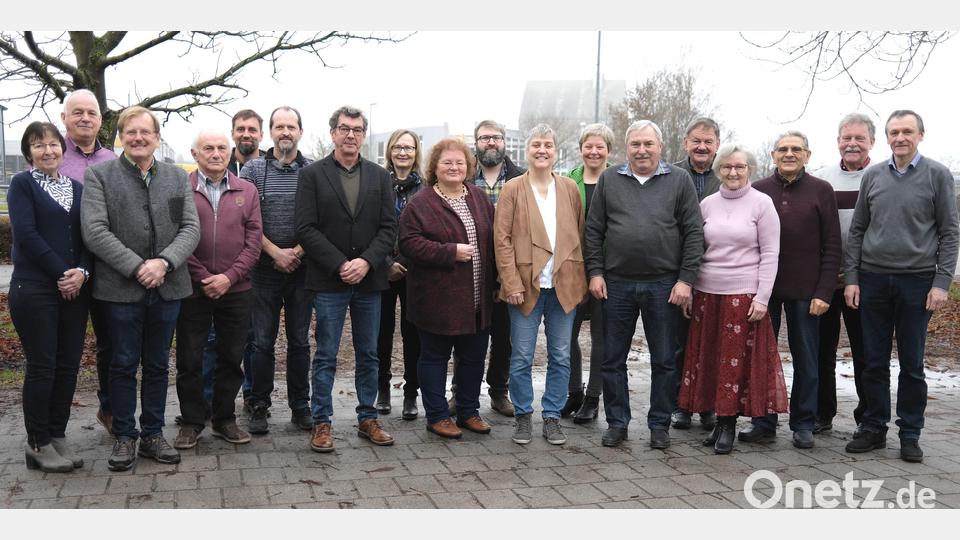 Die Gartenpfleger versammelten sich nach dreijähriger Pause wieder zu einem Dreikönigstreffen und wählten dabei einen neuen Vorstand. An der Spitze steht seit 15 Jahren Petra Schmid (Mitte, braune Jacke). Bild: Hirsch