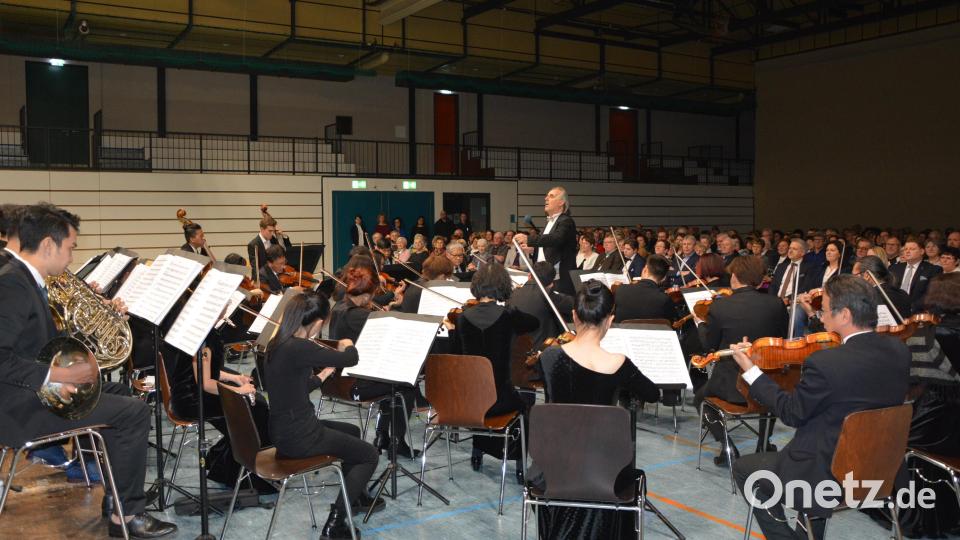 Schon 2020 gab es für die „Smetana Philharmoniker“ aus Prag viel Applaus in Mitterteich. Damals verzauberte das 44-köpfige Orchester unter der Leitung von Chefdirigent Hans Richter die Besucher in der Mehrzweckhalle. Archivbild: jr