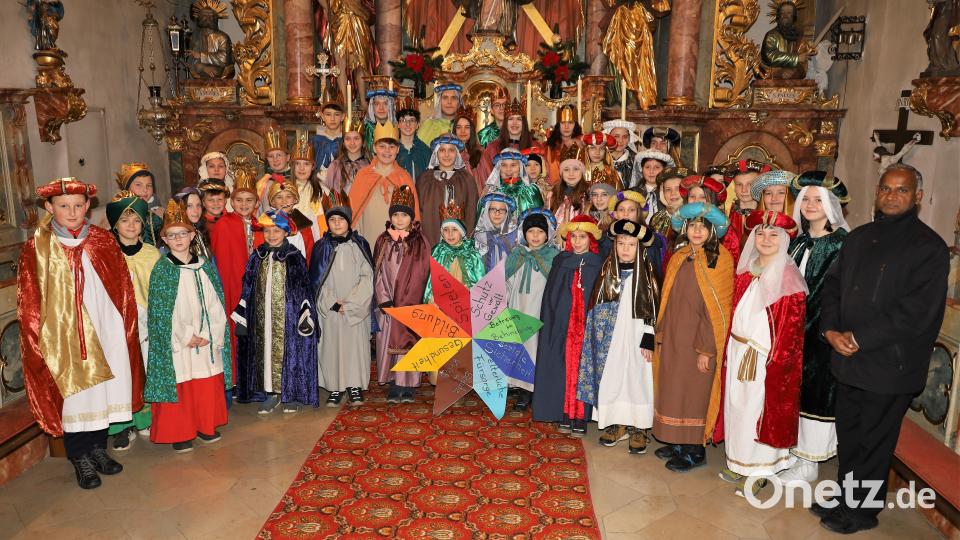 Pater Johnson Varakaparambil sendet die Sternsinger der Pfarreiengemeinschaft Altendorf-Weidenthal-Gleiritsch im Gottesdienst aus. Bild: sgs