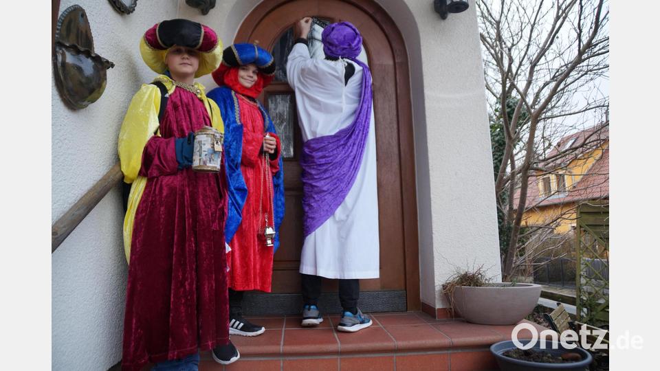 Die Sternsinger der Pfarrei Oberviechtach schreiben den Segen an die Haustüren. Bild: wel
