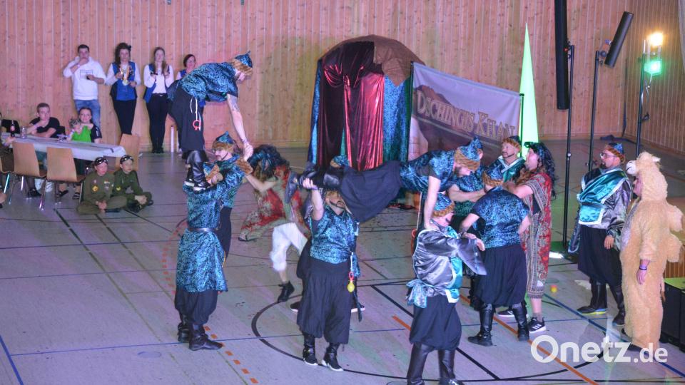 Das Männerballett aus Diesenbach brachte &quot;Dschingis Khan&quot; aufs Tanzparkett. Bild: Welnhofer/exb