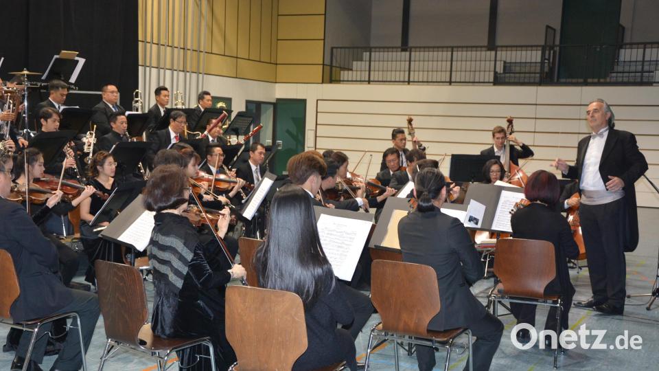 Schon 2020 gab es für die „Smetana Philharmoniker“ aus Prag viel Applaus in Mitterteich. Damals verzauberte das 44-köpfige Orchester unter der Leitung von Chefdirigent Hans Richter die Besucher in der Mehrzweckhalle. Archivbild: jr