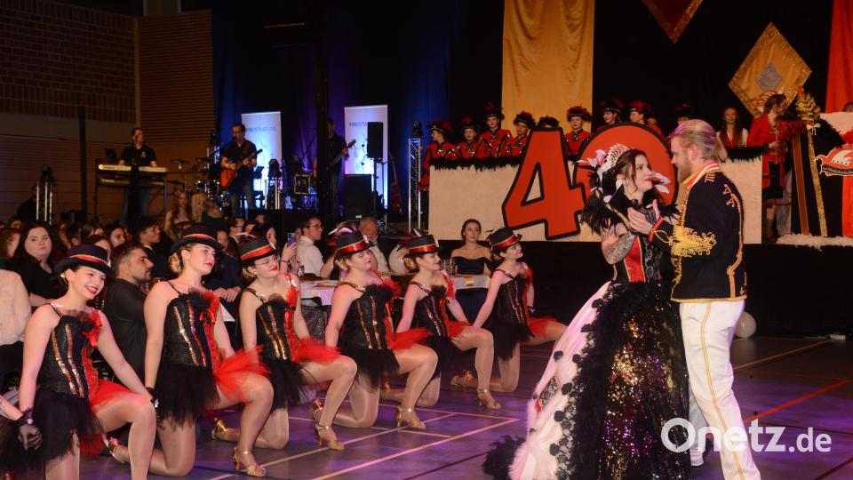 Nach dem Akt der Inthronisation eröfnet das Prinzenpaar Lukas I. und Alina I. den festlichen Ball mit dem Prinzentanz. Bild: bey