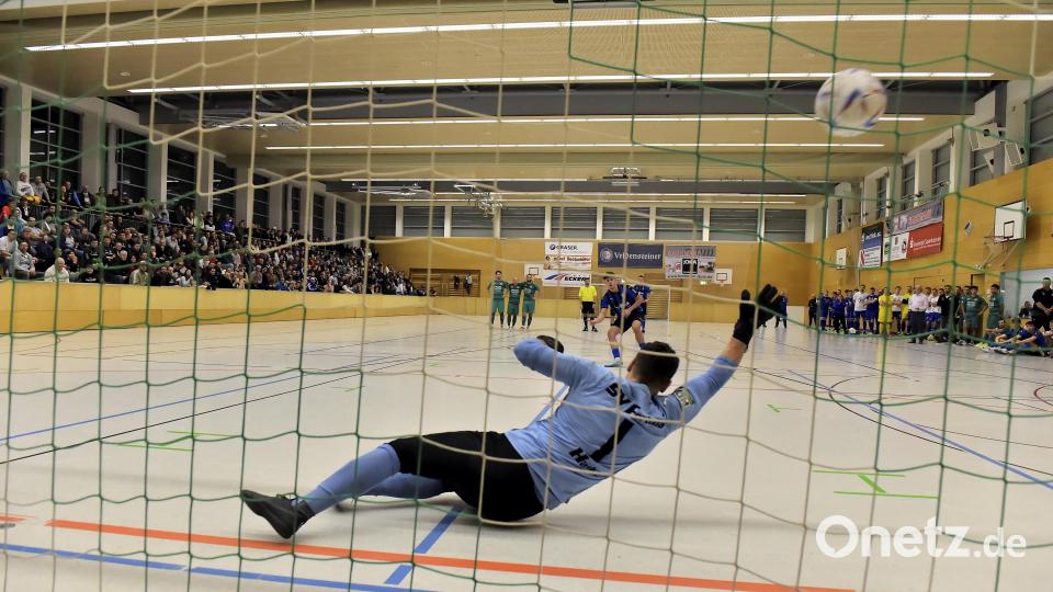 Das Spiel des SV Fortuna Regensburg (grüne Trikots) gegen FSV Erlangen-Bruck (blaue Trikots) wurde im Neunmeter-Schießen entschieden. Bild: Hubert Ziegler