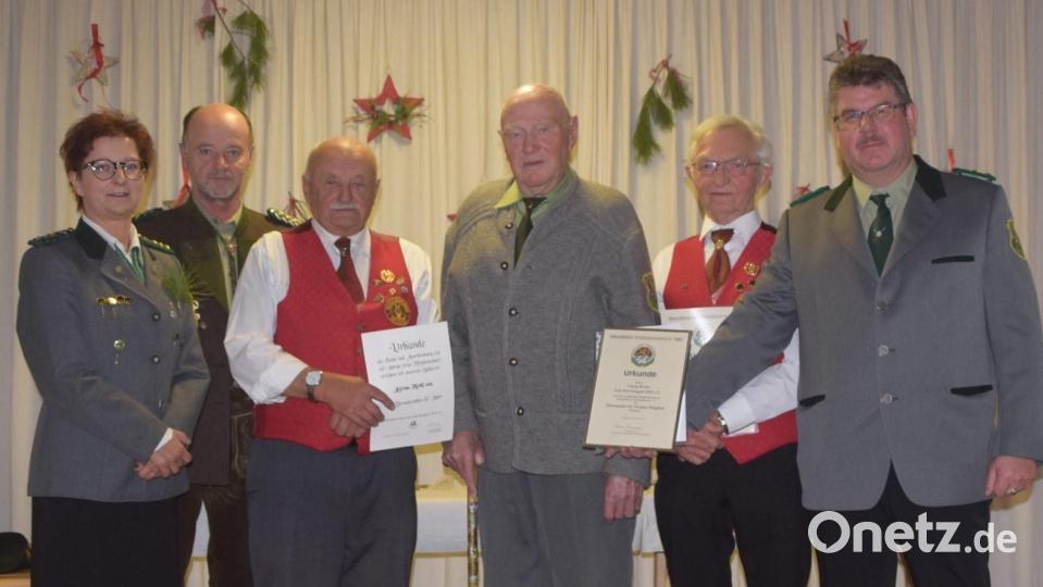 Ehrungen für 60- und 70-jährige Mitgliedschaft bei Gut Ziel Seugast (von links): Annette Rauscher, Werner Wendl, Alfons Merkl sen., Georg Kraus, Franz Rauscher und Johannes Rupprecht. Bild: Karl-Heinz Weiß/exb