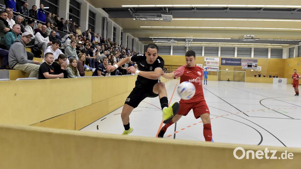 DJK Gebenbach (schwarze Trikots) gegen ATSV Erlangen (rote Trikots). Bild: Hubert Ziegler