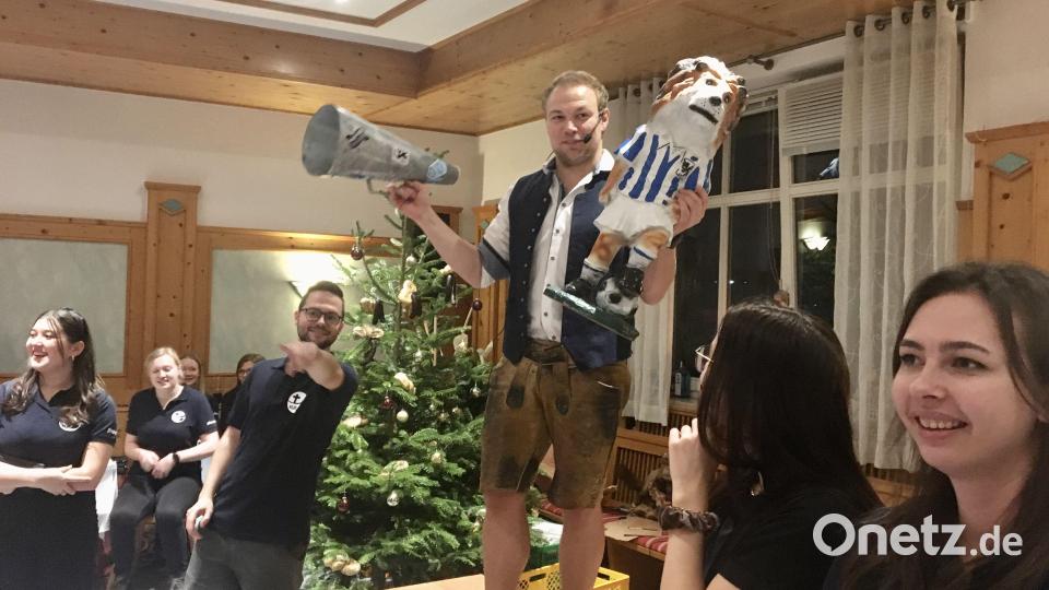 Patrick Meiler mit einer Ausstattung für Fans des TSV 1860 München: Auch der kleine Löwe wechselte bei der Christbaumversteigerung des Besitzer. Bild: gri