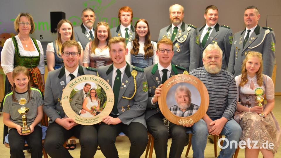 Die Vereinsmeister, Pokalsieger und Scheibenschützen zeichnete Schützenmeisterin Renate Kellner (links) und deren Stellvertreter Bernhard Frischholz (hinten, Zweiter von rechts) bei der Königsfeier im Schützenhaus Oberlind aus. Bild: dob