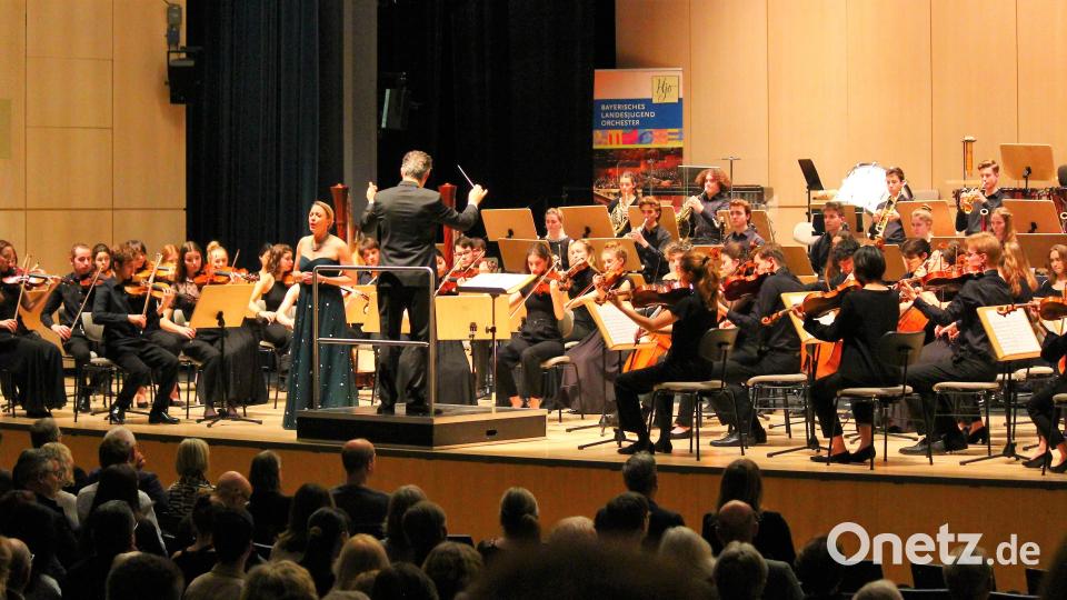 Das Bayerische Landesjugendorchester unter Leitung von Joseph Bastian sorgt für einen musikalischen Hochgenuss in der Max-Reger-Halle, zusätzlichen Anteil daran hat die famose Sopranistin Lydia Teuscher. Bild: stg