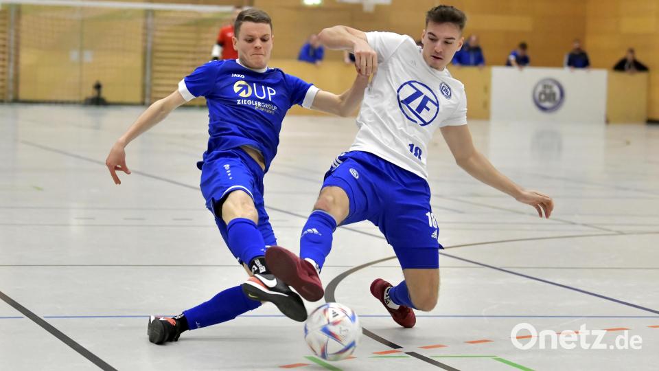 Der SV 08 Auerbach (weiße Trikots) gegen SpVgg SV Weiden (blaue Trikots). Bild: Hubert Ziegler