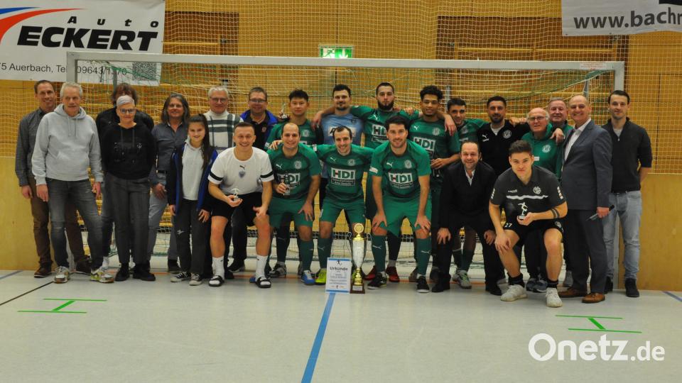 Die Siegermannschaft Fortuna Regensburg mit den Offiziellen des Ausrichters SV 08 Auerbach. Bild: SV 08 Auerbach/exb