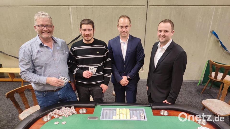 Nach rund acht Stunden Poker war es Dennis Marx aus Neukirchen (Zweiter von links), der am Schluss die beste Hand hatte und sich den Turniersieg sicherte. Peter Mauritz (links) erspielte sich Platz 3. Die Turnierleiter Richard Pilhofer und Florian Czeschka (von rechts) freuten sich mit den Siegern. Bild: csk