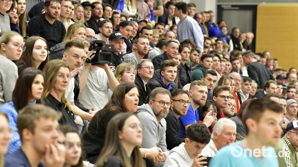 Eine proppenvolle Halle beim Simpl Hallen Masters des SV 08 Auerbach 2023. Bild: Hubert Ziegler