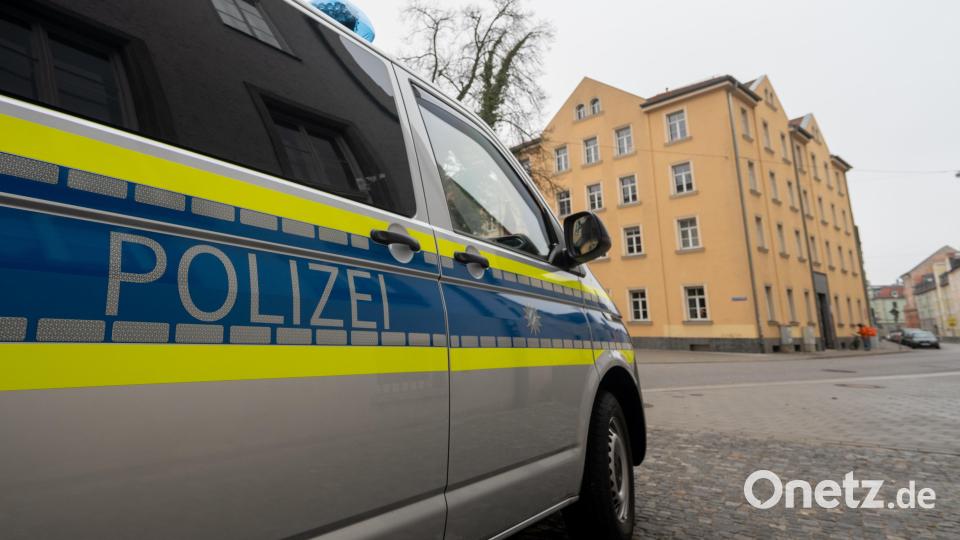 Ein Polizeifahrzeug steht in der Innenstadt in Regensburg. Die Polizei hat am Wochenende intensiv nach einem geflohenen verurteilten Mörder gesucht. Bild: Armin Weigel/dpa