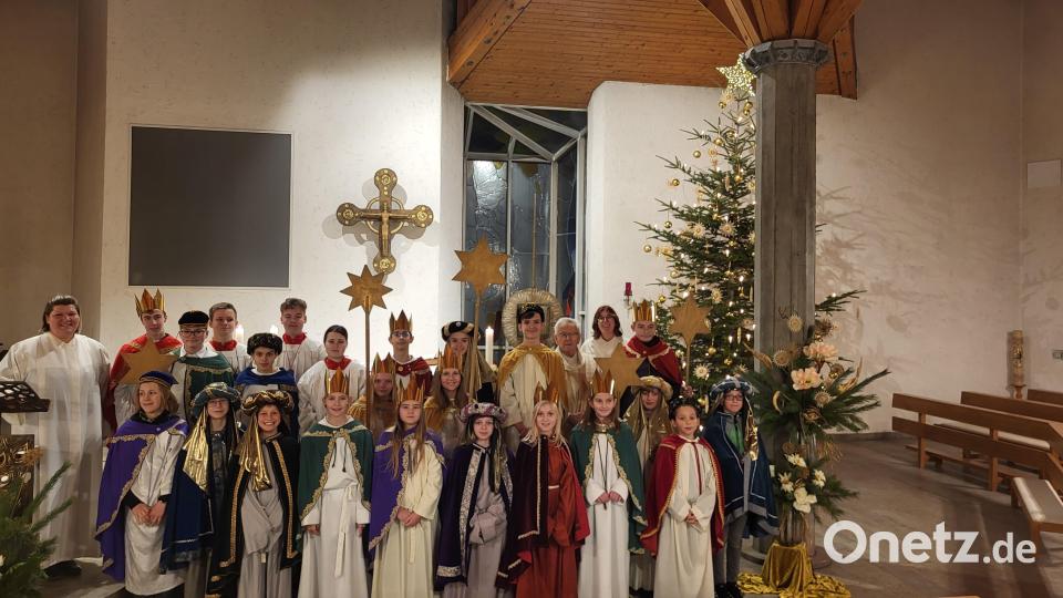 Die Sternsinger aus Ebermannsdorf bei der Aussendungsfeier in der Bruder-Konrad-Kirche, mit Pfarrer Josef Beer (hinten rechts) und Gemeindereferentin Kathrin Blödt (links). Bild: wec