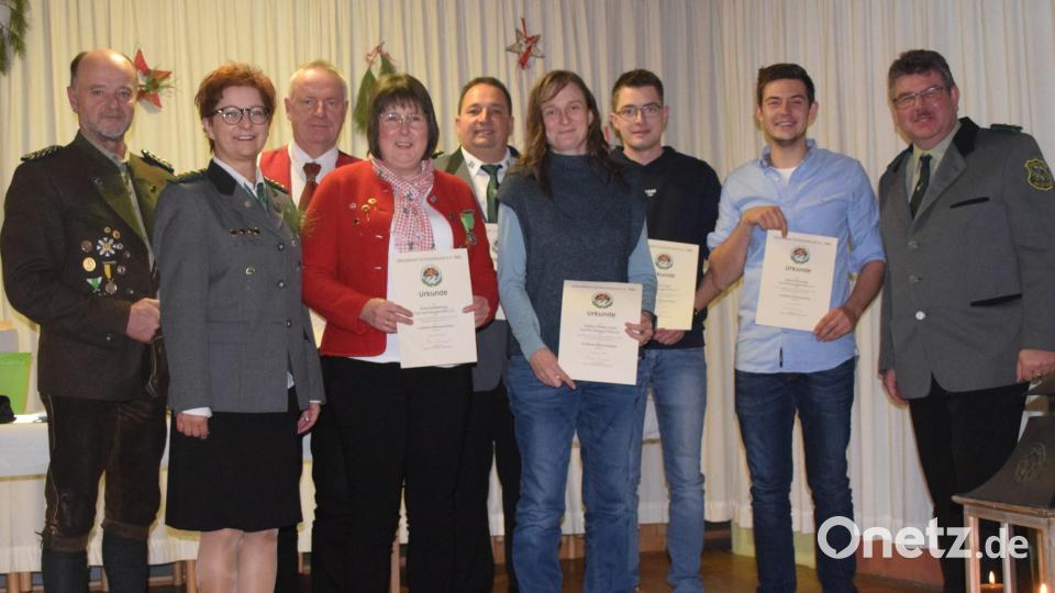 Auszeichnung mit Silbernem und Goldenem Ehrenzeichen des OSB (von links): Werner Wendl, Annette Rauscher, Christian Schwirzer sen., Petra Schönberger, Martin Peter, Kathrin Müller-Seidl, Fabian Prösl, Marco Rauscher und Johannes Rupprecht. Bild: Karl-Heinz Weiß/exb