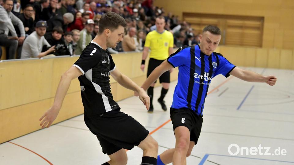 FSV Erlangen-Bruck (blaue Trikots) gegen DJK Gebenbach (schwarze Trikots). Bild: Hubert Ziegler