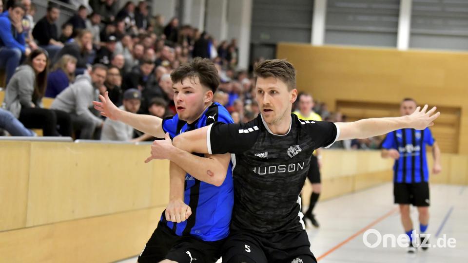 Szene aus dem Spiel FSV Erlangen-Bruck (blaue Trikots) gegen DJK Gebenbach (schwarze Trikots). Bild: Hubert Ziegler