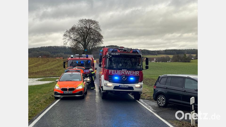 Zahlreiche Einsatzkräfte waren bei dem tödlichen Unfall in Holnstein bei Neukirchen im Einsatz. Bild: lei