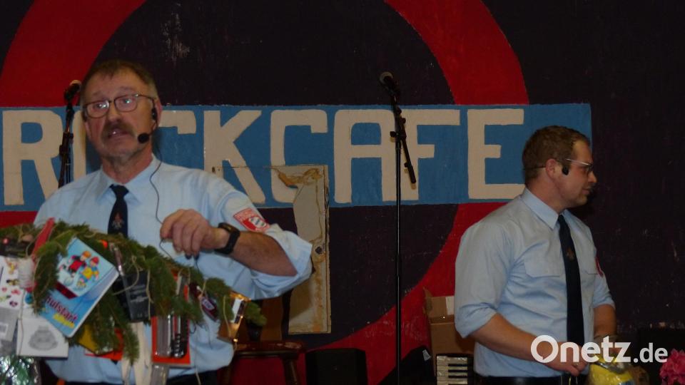 Die beiden Versteigerer, Herbert Lorenz (links) und Johannes Kick (rechts) hatten viel zu tun um alle Artikel an den Mann/die Frau zu bringen Bild: hme