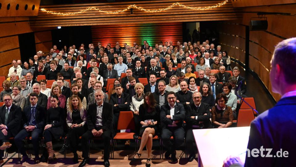 Bürgermeister Albert Geitner hat zum Neujahrsempfang der Gemeinde Ursensollen viele Ehrenamtliche eingeladen. Bild: gf