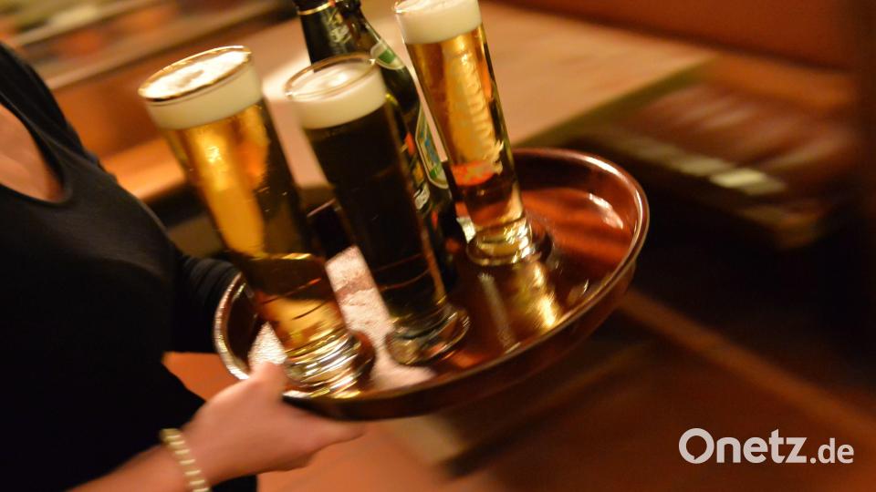 Auch wenn es saisonbedingt Arbeitslosmeldungen gibt: In der Gastronomie sind Fachkräfte weiter gesucht. Bild: Marc Tirl/dpa-Zentralbild/dpa