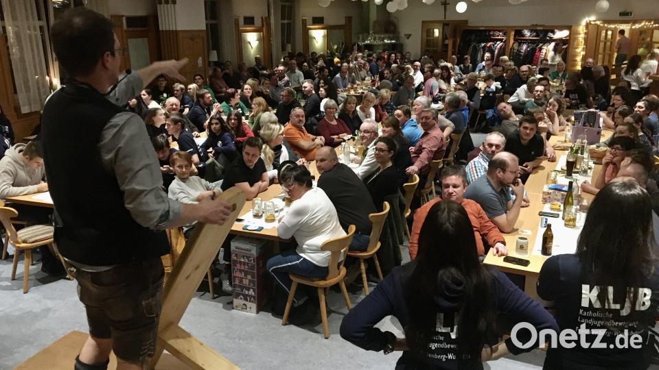 Ein besonderes Möbelstück kommt zur Versteigerung: Matthias Tafelmeier mit einem Holzstuhl aus Freudenberger Produktion. Bild: gri