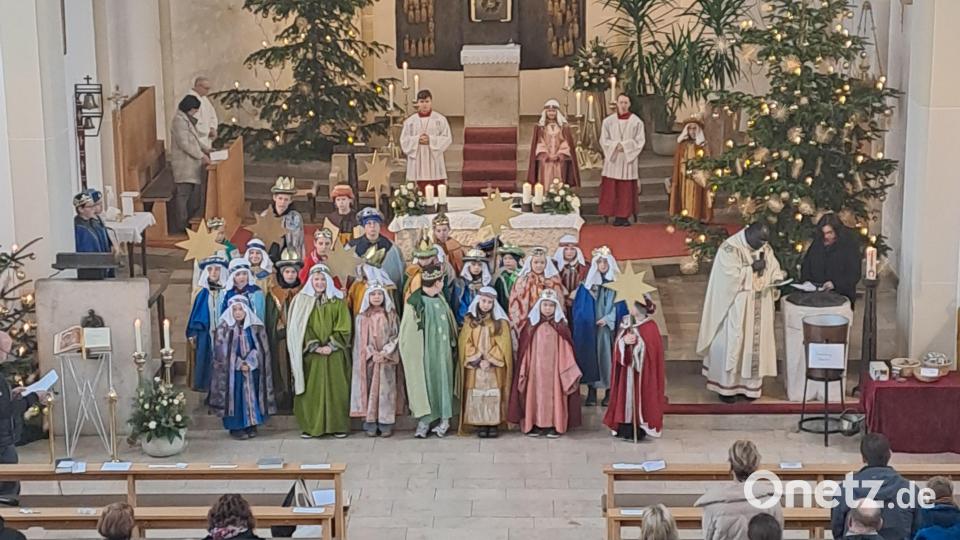 Pfarrvikar Robert Amandu segnet die Sternsinger Bild: hok