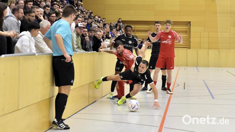 Szene aus dem Spiel DJK Gebenbach (schwarze Trikots) gegen ATSV Erlangen (rote Trikots). Bild: Hubert Ziegler