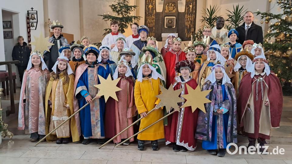 30 Kinder aus Mantel gingen als Sternsinger von Haus zu Haus Bild: hok