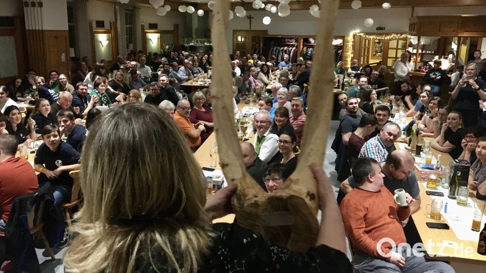 Johanna Müller mit einem hölzernen Ochsengeweih: Im Dotzlersaal kommt so manches Schmuckstück unter den Hammer. Bild: gri