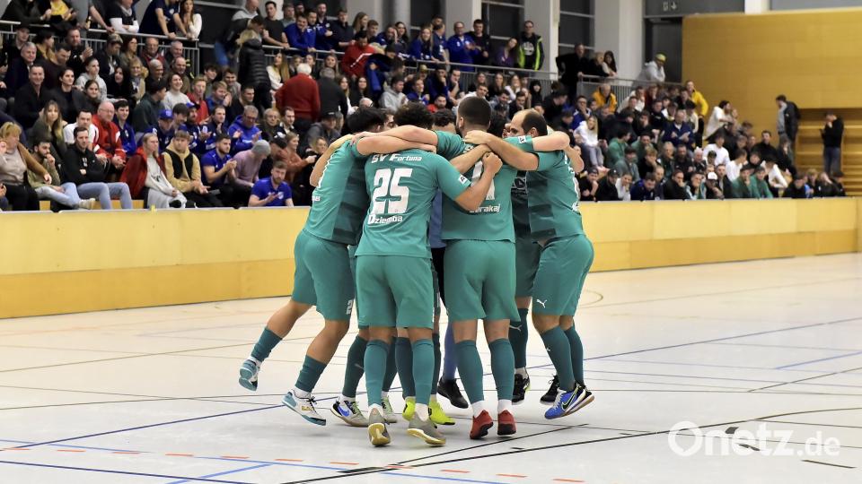 Grenzenloser Jubel: Fortuna Regensburg gewann das Hallenturnier des SV 08 Auerbach. Bild: Hubert Ziegler