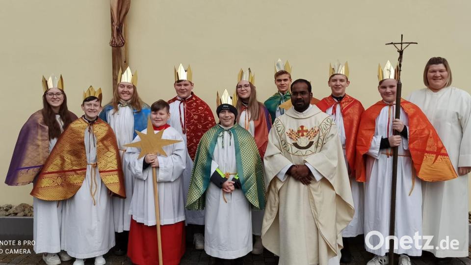 Die Sternsinger aus Theuern mit Pfarrer Sagai und Gemeindereferentin Kathrin Blödt (rechts). Bild: wec