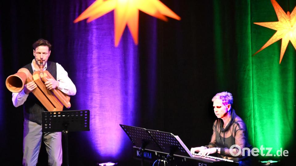 Susanna Müssig am Keyboard und Robert Vogel mit dem von ihm konstruierten Vogelhorn begleiteten den Ursensollener Neujahrsempfang musikalisch. Bild: gf