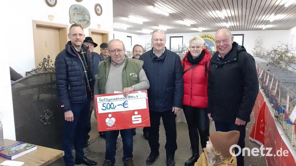 Vorstand der Sparkasse Amberg-Sulzbach Thomas Pickel, Vorsitzender Josef Schlegl, Landrat Richard Reisinger, SPD-Fraktionssprecherin Lisa Hartinger und Bürgermeister Roland Strehl bei der Spendenübergabe und Eröffnung. Bild: egl