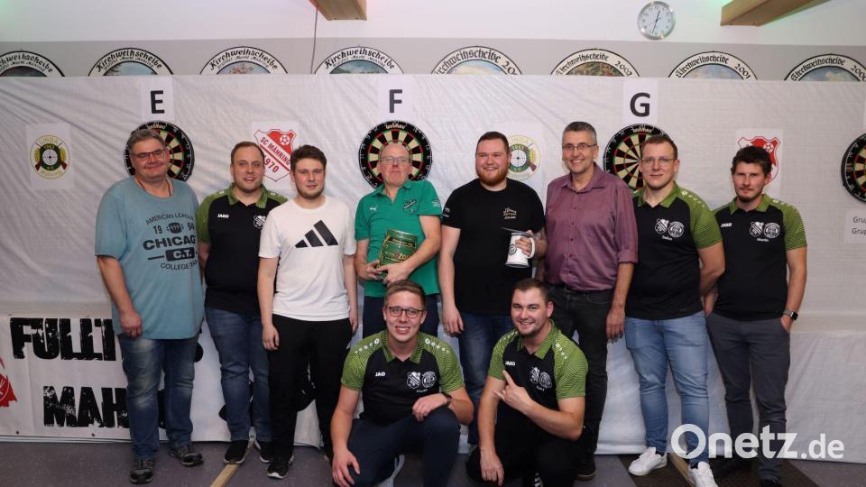 Die Sieger und die Organisatoren auf einem Bild: (stehend, von links) Markus Thaler (3. Platz), Michael Riedl, Patrick Schwammberger (2. Platz), Manfred Bauer (4. Platz), Sieger Julian Burger, Bürgermeister Franz Schöner, Stefan Riedl und Martin Freundl; (kniend, von links) Martin Riedl und Patrick Sporrer. Bild: Lukas Lanzendörfer/exb