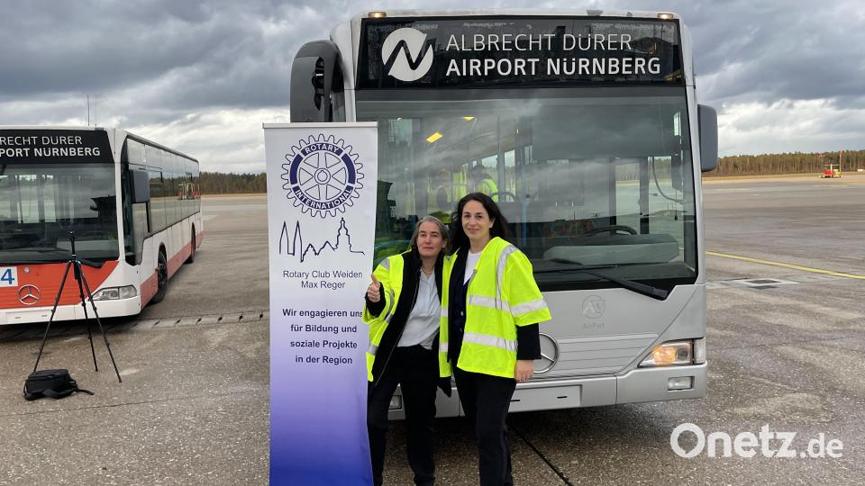 Ein Bus für die Ukraine: Präsidentin Susanne Friedrich-Kraus (links) und Christina Kopp vom Rotary-Club Weiden Max-Reger stehen vor dem Fahrzeug, das mit Hilfe der Club-Spende flott gemacht und in die Ukraine als Evakuierungsfahrzeug gebracht wurde. Bild: exb