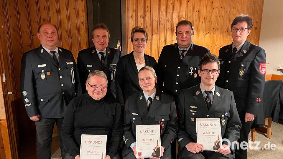 Die Kommandanten Markus Krenkel (hinten, von links) und Martin Gruber, Bürgermeisterin Marion Höcht sowie die Vorsitzenden Matthias Reul und Stefanie Sieder mit den Geehrten (vorne, von links) Rudolf Schneider, Michaela Adam und Benjamin Kasseckert. Bild: vsr