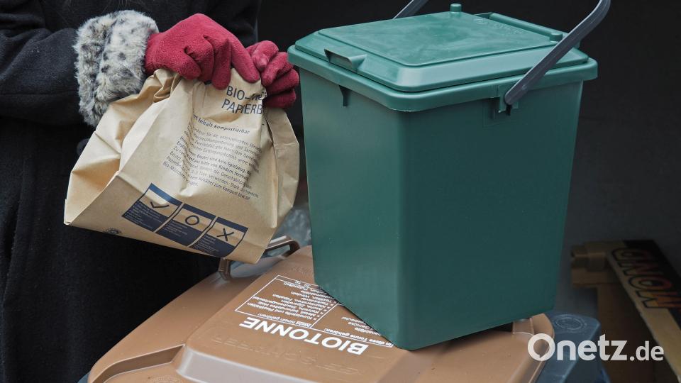 Ein Tipp zur Befüllung der Biotonne ist, den Abfall in Papiertüten oder Zeitungspapier zu sammeln. Plastiktüten sind nicht erlaubt. Selbst kompostierbare Folienbeutel sind ungeeignet, denn sie zersetzen sich für die Verwertung in Vergärungsanlagen zu langsam. Bild: Norbert Gruener