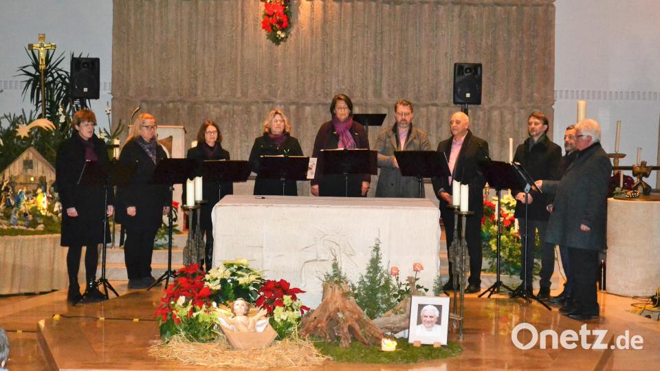 Ein harmonischer Klangkörper präsentierte zum Abschluss der Weihnachtszeit an Dreikönig ein anspruchsvolles Konzert unter der Leitung von Alexander Meiler (rechts) und Moderator Christian Kick (Vierter von rechts). Bild: kki