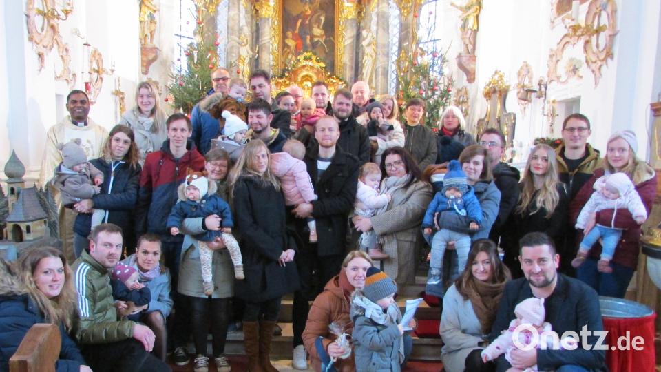 Die getauften Kinder des Jahres 2022 mit Eltern und Paten, Pfarrer Julius, Diakon Schraml, Pfarrgemeinderatssprecher Robert Bauer sowie Richard König und Lisa Michl vom Arbeitskreis „Familie und Kinder“. Bild: exa