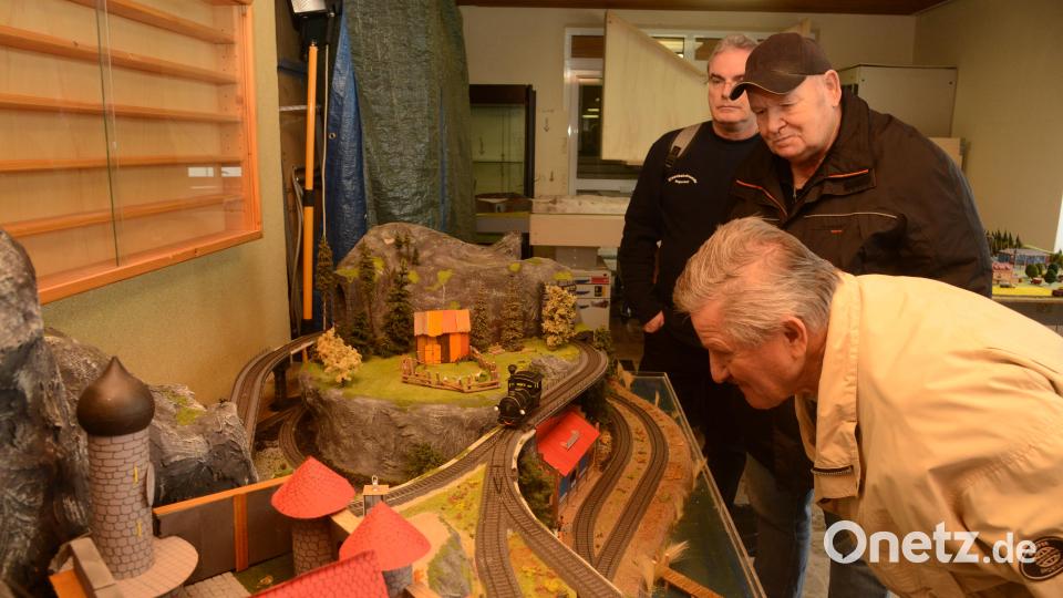 Im Vereinsheim waren Modellbahnen unterschiedlicher Größen zu sehen, die Besucher waren immer wieder fasziniert. Bild: bey