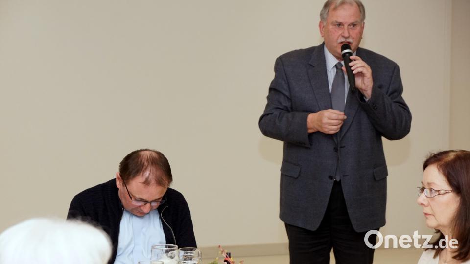 Zweiter Bürgermeister Albert Sollfrank (stehend) dankte dem Gemeindeoberhaupt und den Mitarbeitern der Verwaltung für die geleistete Arbeit. Bild: bkr