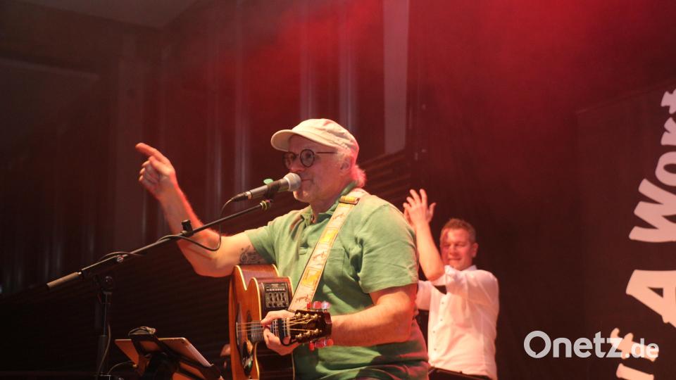 Peter Schuster gab den Fans den Einsatz. Bild: rpp